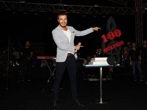 Ceceli rekorunu seyircisiyle kutladı