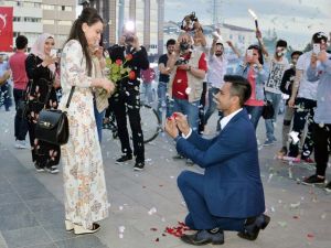 Kırıkkaleli gençten meydanda evlilik teklifi