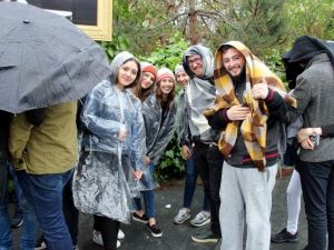 Sevdikleri sanatçıları izlemek için donuyorlardı