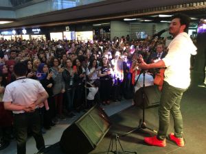 Ünlü sanatçı Buray, Esas 67 AVM’de konser verdi