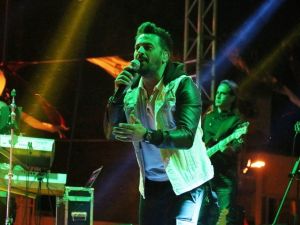 Bergama kermesinde Emre Altuğ rüzgarı