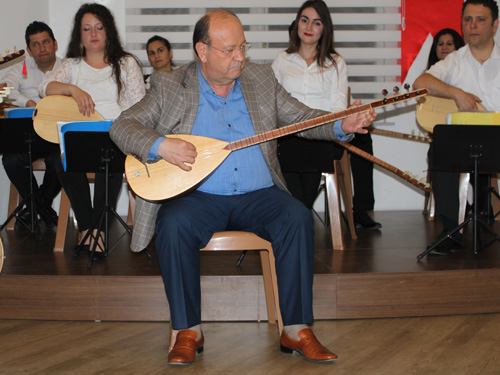 Başkan Özakcan kursiyerlerin gösterisinde saz çaldı