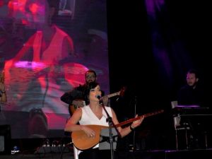 Özlem Özdil’den türkü ziyafeti