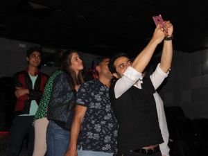 Korku filminin başrol oyuncusu bir anda film oynatılan salona girerek, seyircileri korkuttu