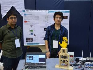 Lise öğrencilerinden, titremeden uzaktan dokunan biyonik el