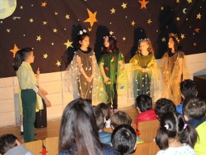 6 ayda İngilizce öğrenip, İngilizce oyun sahnelediler