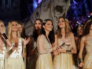 Adriana Lima hamile meslektaşının karnını öptü