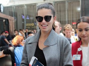 Adriana Lima bir gün gecikmeyle Miami’ye gitti