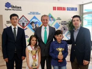 İhlas Koleji öğrencisi rakiplerini mat etti