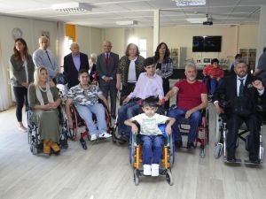 Semiha Kibar’dan ihtiyaç sahiplerine tekerlekli sandalye bağışı