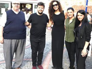 Azra Akın sevgilisinin memleketinden çıkmıyor