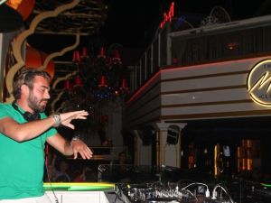 Kemal Doğulu çaldı, turistler coştu