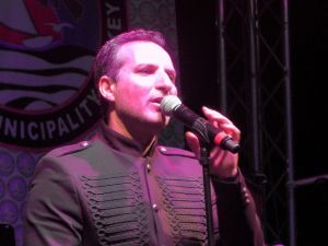 Ünlü şarkıcı sahnede bayramları karıştırdı