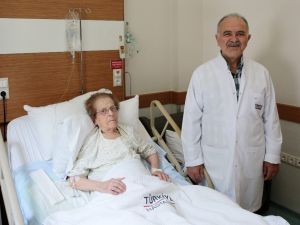 102 yaşındaki kadın ameliyatla şifa buldu