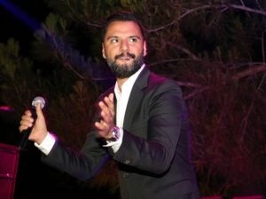 Ünlü şarkıcı Alişan muhafazakar otelde konser verdi