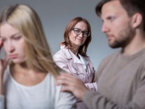 Bağımlı anneler oğullarını paylaşamıyor