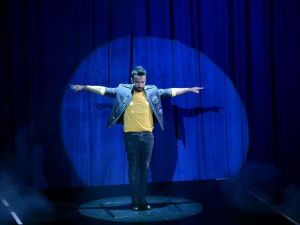 Tarkan sahneye yerin altından çıktı