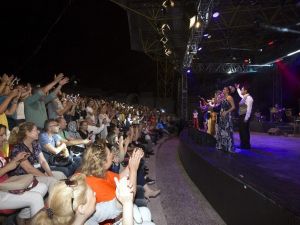 Muhteşem konserle 90’lara yolculuk