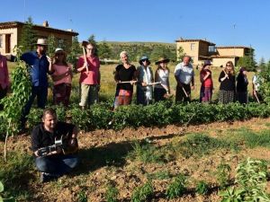 Şükran köyünün sakini sanatçıların türkü eşliğinde çapa imecesi