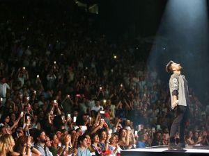 Tarkan konserlerine canlı bağlantı