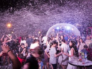 Kuşadası’nda tatil yapan İranlı turistler eğlencede sınır tanımadı