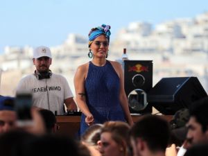 Demet Akalın, spor yaparken belini incitti