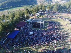 Karagöz Şenliği’nde ünlü sanatçılar binlerce kişiyi coşturdu