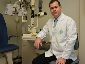 İzmir’de teleskopik göz içi mercek uygulaması