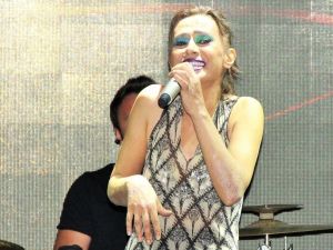 Yıldız Tilbe kolundaki yaralar ellerinde de görüldü