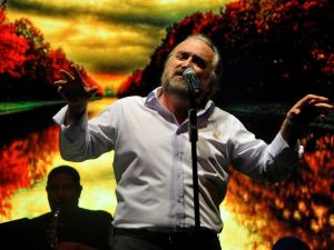 Erkek hayranlarına verdiği tüyo bayan hayranlarının çığlıklarına neden oldu