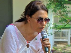 Yeşim Salkım denizden çıkıp mikrofona sarıldı