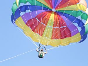 Emre Kaya’nın jet ski ve paraşüt keyfi