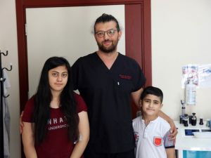 İki kardeş aynı anda burun ameliyatı oldu