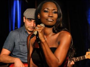 Dünyaca ünlü sanatçı Della Miles’tan Türkiye’ye anlamlı mesaj