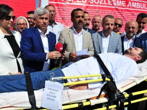 Sağlık çalışanları taleplerini toplu sözleşme masasına ambulans ile gönderdi