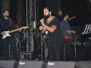 Ünlü sanatçı Koray Avcı; “Kendimi protesto ettim ve sokaklarda çaldım”