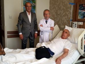 Yapay kalpli hastaya dünyada ilk kez mide ameliyatı yapıldı