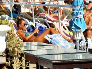 Özlem Yıldız saatlerce güneşlendi