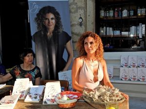 Nevşah Fidan "Töz"ü Alaçatı'da okuyucuları için imzaladı