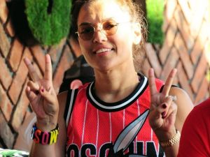 Okan çaldı, Demet Akalın eğlendi