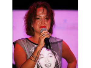 Ayşe Özyılmazel, Babasını Görünce Gözyaşlarına Boğuldu