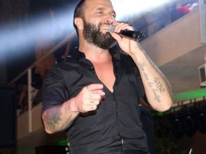 Berkay, sevenlerini iki buçuk saat bekletti