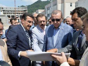Bakan Tüfenkci, Cumhurbaşkanı Erdoğan’a Sarp Gümrük Kapısı’ndaki yenileme çalışmalarını anlattı