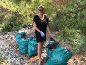 Ebru Yaşar doğum gününde çöp topladı