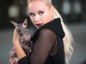 Kedisi için evi terketti