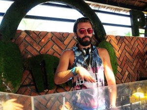 Ünlü stilist DJ kabininden ayrılamıyor