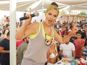 Demet Akalın haciz şokunu atlattı