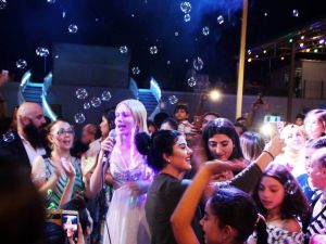 Aleyna Tilki Konya’da amcasının düğününde şarkı söyledi