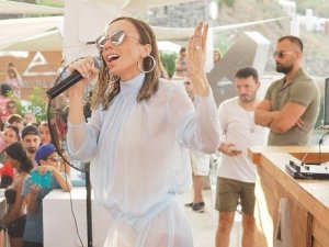 Gülşen tül elbiseyle sahne aldı