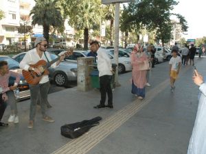 Kurban kesemeyenler için çaldı, söyledi